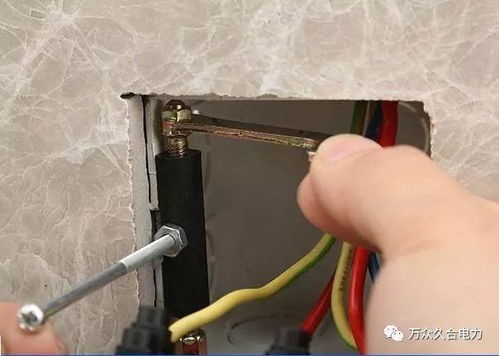 家里墙上插座坏了怎么办？20年老电工教你一招，牢固又实用